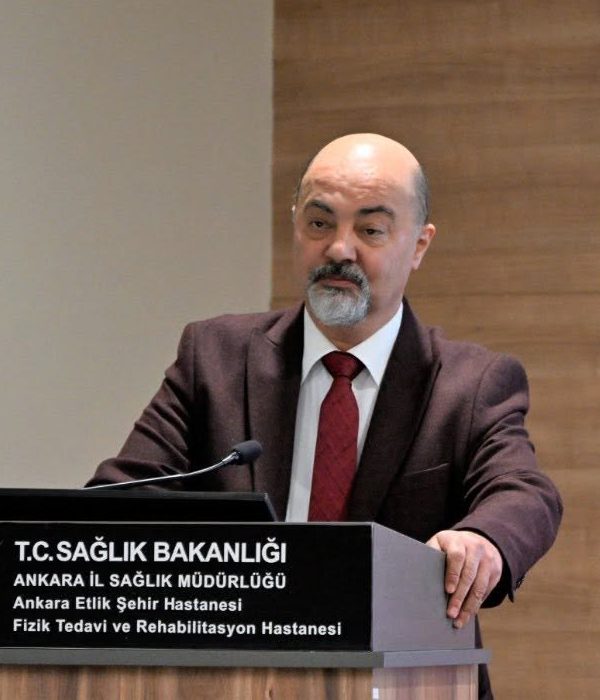 Prof. Dr. Murat Koç, Ankara Etlik Şehir Hastanesi’nde bilimsel toplantıda konuşma yaparken